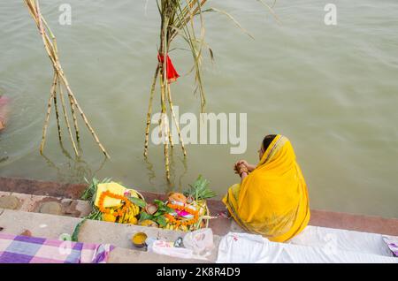 Nicht identifizierte indische Männer und Frauen beten und widmen sich dem Chhath Puja-Festival am Ganges-Fluss in Varanasi, Indien. Stockfoto