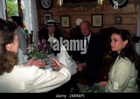 Bergen 15. Juni 1993. Grieg-Jubiläum. Edward Grieg wäre in diesem Jahr 150 Jahre alt geworden. Die Sopranistin Elizabeth Norberg-Schulz ist hier mit Königin Sonja und König Harald. Kulturminister Åse Kleveland erzählt und gestikuliert. Das Königspaar hat den Norberg-Schulz-Grieg-Preis für 1993 verliehen. Die Präsentation fand in Troldhaugen statt. Foto: Marit Hommedaille / NTB / NTB. Stockfoto