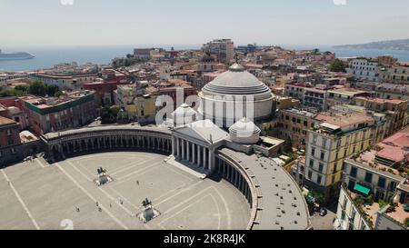 Eine Vogelperspektive auf die Piazza del Plebiscito in Neapel, Italien Stockfoto