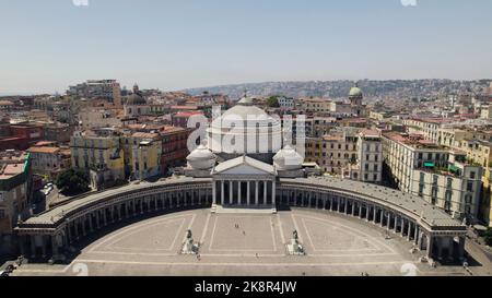 Eine Vogelperspektive auf die Piazza del Plebiscito in Neapel, Italien Stockfoto