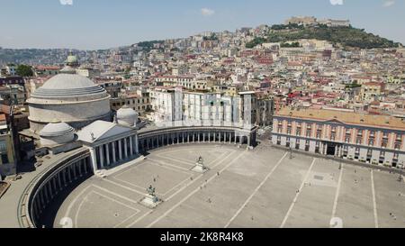 Eine Vogelperspektive auf die Piazza del Plebiscito in Neapel, Italien Stockfoto