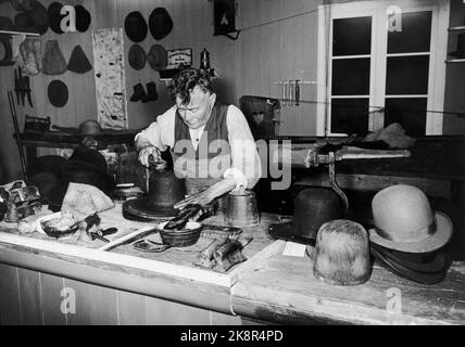 Lillehammer 19590608: König Olav Eröffnung der "alten Werkstätten" in den "Sandvigske-Sammlungen" in Maihaugen. Hier die Hatmaker-Werkstatt. Foto: NTB Stockfoto