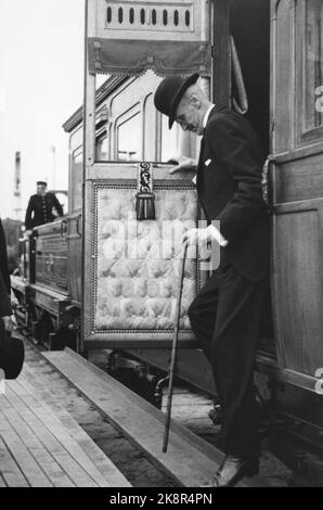 Die Bahn feiert 100 Jahre 1954. 100.-jähriges Jubiläum von NSB. Der Höhepunkt des Eisenbahnjubiläums - zumindest für das große Publikum - war die Abfahrt von Framnes-Express vom Bahnhof Pipervigens. Viele Tausende von Menschen versammelten sich am Rathausplatz, als der kleine, seltsame Zug mit König und Kronprinz und einer Reihe anderer eingeladener an Bord zur Ausstellung in Framnes spazierte. König Haakon auf dem Weg aus dem Zug. Foto: NTB / NTB Stockfoto