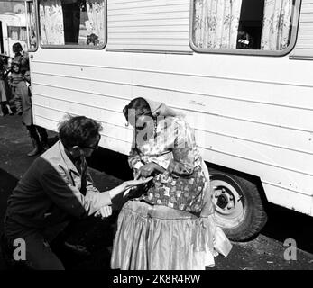 Oslo Juni 1968 Fast einhundert Zigeuner kamen im Frühjahr 1968 nach Oslo. Sie erhielten einen Platz auf dem Gasplot in Oslo East. Die stellvertretende Dame prognostiziert die Aussichten in der Hand. Sitzen vor dem Wohnwagen. Foto: Sverre A. Børretzen / Aktuell / NTB Stockfoto