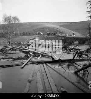 Ullensaker 19531225 Weihnachten bekam eine traurige Einführung in die Menschen auf dem kleinen Bauernhof Fagereng in Borgen in Ullensaker. Am kleinen Heiligabend wurde ihr Haus von einem Lehmrennen eingenommen. In einer Länge von 1200 Metern brachte die Lawine Gebäude und Tiere. Die Bewohner wurden in Sicherheit gebracht, und die meisten Tiere wurden ebenfalls gerettet. Foto: NTB / NTB Stockfoto