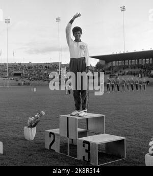 Oslo 19620828 der amerikanische Leichtathletik-Star Wilma Rudolph, der während der Olympischen Spiele in Rom 1960 drei Goldmedaillen gewann, besucht Norwegen. Hier auf dem Siegerpodest während einer Leichtathletik-Veranstaltung in Bislett. Foto: NTB / NTB Stockfoto