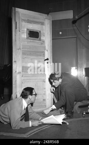 Oslo 19530228. NRK RadioTeatret hat mit der Aufnahme der kriminellen Farm Paul Temple begonnen. Die Serie ist bei den Norwegern beliebt, die alles, was sie in ihren Händen hatten, in den Stuhl krochen und das Radio mit Horror-gemischten Erwartungen sahen. Hier sehen wir, wie Arne Bang Hansen (Charlie) und Sprecher Johan Sverre im Hintergrund einen Chat abschalten, während Paul Temple und Steve sich gegenseitig erzählen, wie geheimnisvoll dieser Fall ist. Foto: Sverre A. Børretzen / Aktuell / NTB Stockfoto