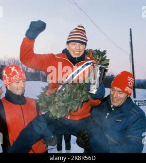 Drammen 198002 02-03. NM beim Skaten 1980. Marienlyst Stadium. Ein glücklicher Tom Erik Oxholm mit einem Lorbeerkranz um den Kopf, der zur Nr. 1 wurde, wird hier von Øyvind Tveter (v.v.) und Bjørn Tveter unter dem NM gehoben. Foto: Knut Nedrås NTB / NTB Stockfoto