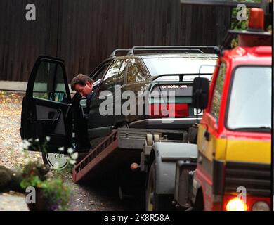 Oslo 19931011. Der Verlagsleiter William Nygaard wurde vor seinem Haus in Dagaliveien angeschossen und schwer verletzt. Sein Auto wird nach dem Angriff, der mit der Veröffentlichung des Buches "Satanic Verse" von Salman Rusdie in Aschehoug Forlag zusammenhängt, für technische Untersuchungen weggefahren. NTB Archivfoto Jon EEG / NTB Stockfoto