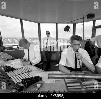 Fornebu 19680706. „Verantwortungsvoller Turm“. Die Fluglotsen in Fornebu sind für Tausende von Menschenleben und für Material für Millionen von Dollar verantwortlich. Über 80.000 Flugzeuge führten den Turm im vergangenen Jahr an, und der Verkehr wird zunehmen. Einblicke aus dem Kontrollraum im Turm, wo die Fluglotsen über das Funktelefon mit den Flugzeugen in Kontakt bleiben. Foto: Sverre A. Børretzen / Aktuell / NTB Stockfoto