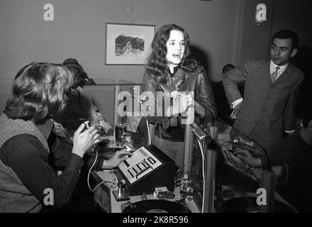 Oslo April 26. Die Disco 'Colony Club', die erste in Norwegen, zieht sowohl Prominente als auch andere an. Hier d.j. Tore Løken, Künstlerin Inger Lise Andersen, später Inger Lise Rypdal, hat die Tanzfläche im Auge. Foto: Aage Storløkken / Aktuell / NTB Stockfoto