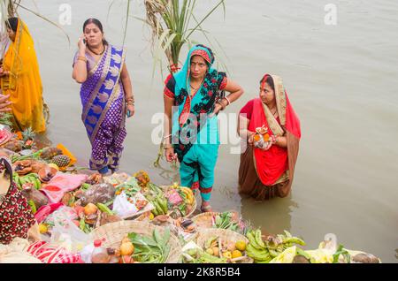 Nicht identifizierte indische Männer und Frauen beten und widmen sich dem Chhath Puja-Festival am Ganges-Fluss in Varanasi, Indien. Stockfoto