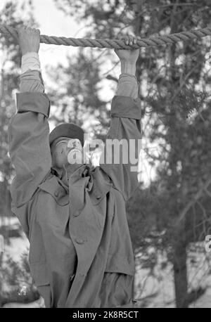 Dovre 1949 'Dovre wird für Feinde freigemacht' die Zentralschule der Heimatgarde in Dombås hat eine Übung für den HV-Kommandanten in Dovre. Das Manöver fand in den Gebieten statt, in denen die deutschen Fallschirmjäger im April 1940 besiegt wurden. Vom letzten 36-stündigen Manöver in den Bergen. Foto; Sverre A. Børretzen / Aktuell / NTB Stockfoto