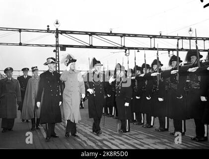 Oslo 195203. König Gustaf Adolf und Königin Louise von Schweden werden offiziell in Norwegen besucht. Hier sehen wir König Gustaf Adolf, der bei der Ankunft am Ostbahnhof mit König Haakon begrüßt. Foto: NTB / NTB Stockfoto