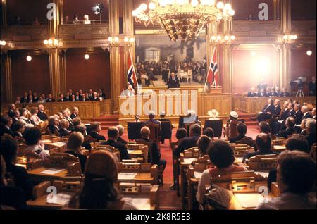 Oslo 19800607. Die Feier des 75.. Jahrestages der Entschließung der Union. Drei Generationen der königlichen Familie waren während der Feier anwesend. Politiker Guttorm Hansen auf der Kanzel im Storting, geschmückt mit norwegischen Fahnen. Die königliche Familie ist in der Mitte vorne. Foto: Erik Thorberg NTB / NTB Stockfoto