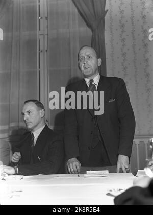 1952 Oslo. Treffen im norwegischen Schriftstellerverband im Restaurant Georges. Hier spricht der Autor Sigmund Skard (stehend) Foto: Odd Nicolaysen / Current / NTB Stockfoto