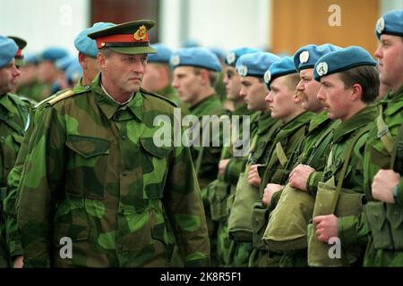 Oslo 19921028: König Harald inspiziert norwegische UN-Truppen, um in den Libanon, Kuwait und das ehemalige Jugoslawien zu reisen. Soldaten. Foto: Jon EEG / NTB Stockfoto