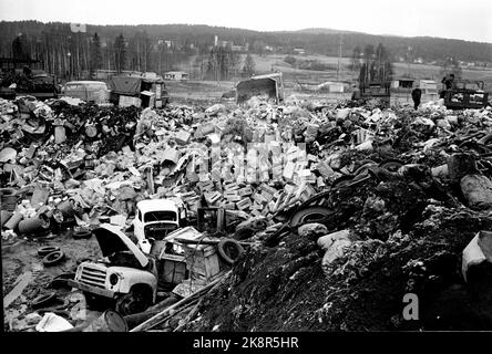 Oslo im Herbst 1965. Oslo Cleaning Work hat 104 Müllwagen, und Reinigungskräfte leeren zwei- bis dreimal pro Woche 70.000 Mülltonnen, das sind fast 90.000 Tonnen Haushaltsmüll pro Jahr. Davon sind 10-12 Tonnen Lebensmittelrückstände, und ein nicht unbedeutender Teil sind gefährliche Abfälle. Der größte Teil der Abfälle landet auf den Füllungen in Grorud und Romsås, während Sprengstoffe und brennbare Substanzen wie Farbe, Lack und Chemikalien auf dem Alfaset-Betrieb verbrannt werden und der Rauch sich wie eine dicke, schwarze Wolke über Alnabru absetzt. Foto: Sverre A Børretzen / Aktuell / NTB Stockfoto