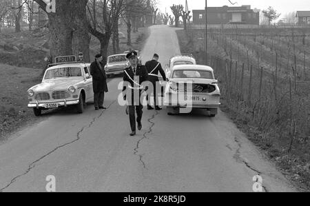 1969-05-12 "die Polizei versucht neue Straßen". Makan zur Beherrschung des Beschleunigers wurde auf den Straßen in Vestfold noch nie registriert. Aber dann war auch die großräumige Kontrolle der Polizei, die Operation Sample County genannt wurde, sowohl in der lokalen als auch in der Hauptpresse gründlich im Voraus. Auf einer Nebenstraße der Ekeberg-Schule in Holmestrand warteten die Polizeiautos einige hundert Meter weiter oben auf eine Funknachricht des Radarwagens, die auf eine Beschleunigung aufmerksam gemacht wurde. Foto: Aage Storløkken / Aktuell / NTB Stockfoto