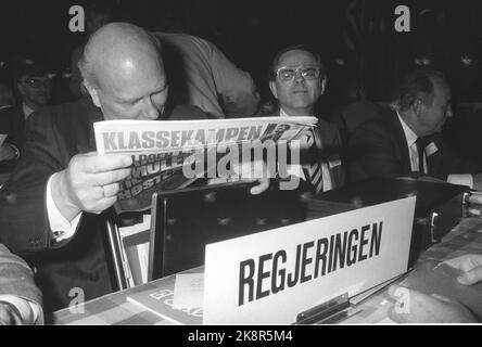 Oslo 19860418. Nationalversammlung der rechten Seite 1986. Finanzminister Rolf Presthus, der zum neuen Vorsitzenden von Erling Norvik gewählt wurde, liest den Klassenkampf am Eröffnungstag eines nationalen Treffens. Hier zusammen mit dem Sozialminister Leif Arne Heløe, der ein skeptischer Zuschauer ist. Foto: Bjørn Sigurdsøn NTB / NTB Stockfoto