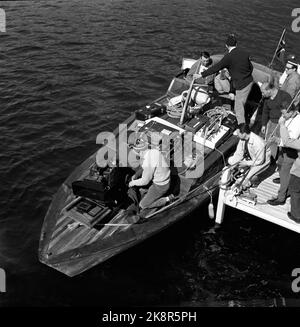 Oslo, 195705 die Aufnahme des Films die Wikinger (Wikinger) unter der Schirmherrschaft von Richard Fleischer. Hier sind Teile der Besatzung auf einem kleinen Boot mit den meisten Aufzeichnungsgeräten. Foto: Jan Stage / NTB Stockfoto