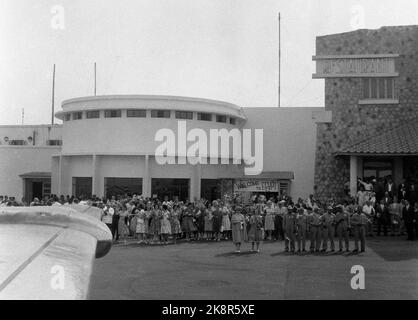 Kairo, Ägypten 19590515 Fliegender Teppich mit Jet. Urbound und Jet Age trafen sich in Ägypten, als SAS am 15. Und 16. Mai seine caravelle-Route zwischen Skandianvia und Kairo eröffnete. Zwischen der Pyramide und dem Jet ist eine riesige Schnalle in der Zeit und Entwicklung. Mit seinen neuen, schnellen Karavellen trägt SAS dazu bei, Menschen und Kontinente enger miteinander zu verbinden. Jeder, der eine dänische, norwegische oder schwedische Flagge für seine Hand hatte, erschien am Flughafen Kairo und begrüßte das Flugzeug. Foto: Asmund Rørslett / Current / NTB Stockfoto