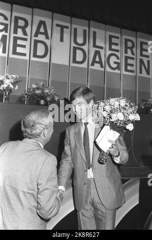 Oslo 19840826. Rechtsgerichtete nationale Sitzung. Der stellvertretende Vorsitzende Jo Benkow (v.v.) erhielt während der Nationalversammlung Blumen vom Politiker Kjell Magne Bondevik im Zusammenhang mit dem 100.. Jahrestag der Rechten. Foto: Henrik Laurvik NTB / NTB Stockfoto
