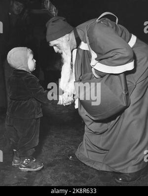 Oslo 195412 - Kinder treffen den Weihnachtsmann. Kleiner Junge grüßt den Weihnachtsmann. Snacks. Foto: Aage Storløkken / Aktuell / NTB Stockfoto