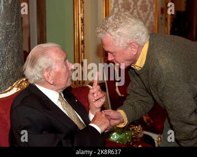 Oslo 19970425. Schauspieler pro Aabel wird 95. Hier wird Aabel am Tag vom Schauspieler Toralv Maurstad gratuliert. Foto: Knut Falch / Scanfoto / NTB Stockfoto