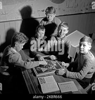 Oslo 19560317 Dozent an der Schule und mehr Freizeit. Jungen von der Lilleborg-Schule in Oslo machen Hausaufgaben im Klassenzimmer. Hier in einer Pause, wo die Jungen das Spiel chinesisches Schach spielen. Foto: Current / NTB Stockfoto