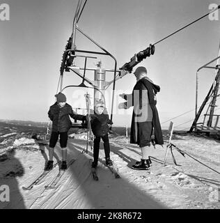 Hakadal 19630113 das neue Skigebiet Varingskollen wurde eröffnet, mit Sessellift, alpinen Loipen und Wanderwegen. An der Spitze des Skilifts steht die Crew und hilft Menschen aus den Stühlen. Foto: Thorberg / NTB / NTB Stockfoto