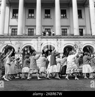 Oslo 19580517. Mai 17 in Oslo. Die königliche Familie traf sich auf dem Balkon der Burg. Olav steht zum ersten Mal als König auf dem Balkon. Mit ihm (aus V) Prinzessin Ragnhild Mrs. Lorentzen, Kronprinz Harald in Kadettuniform und Prinzessin Astrid. Der Kinderzug fährt vorbei und die Kinder freuen sich und winken mit Fahnen. Foto: Knoblauch / NTB / NTB Stockfoto