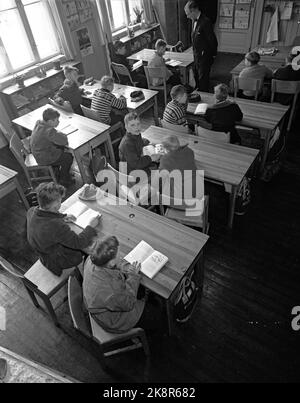 Oslo 19560317 Dozent an der Schule und mehr Freizeit. Jungen von der Lilleborg-Schule in Oslo machen Hausaufgaben im Klassenzimmer. Lehrer Karl Hovden in der Mitte. Foto: Current / NTB Stockfoto