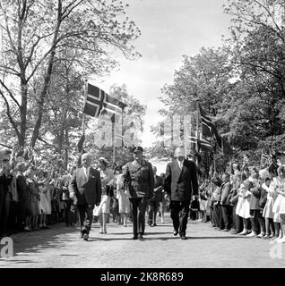 Eidsvoll 19580616 die Reise von König Olav. König Olav trifft am Eidsvoll-Gebäude ein. Der Gouverneur von SMM, Trygve Lie (Th), und Bürgermeister Th. Wange. Kinder mit Fahnen grüßen den König. Foto NTB / NTB Stockfoto