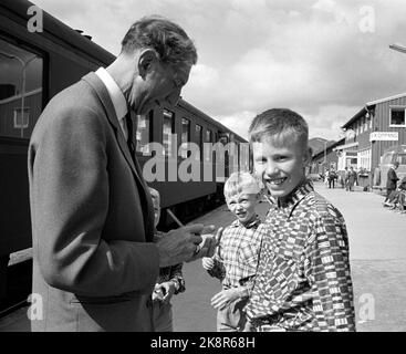 Alvdal August 1963. Die Premiere des Films 'Fresc kick' nach den Büchern von K. Aukrust wurde der Molkerei in Alvdal hinzugefügt. Hier reisten alle Hauptrolle, und die Einheimischen machten ein öffentliches Festival. Hier passt sich Schauspieler Leif an, der Autogramme an zwei glückliche kleine Jungen am Bahnhof Koppang schreibt. Foto: Sverre A. Børretzen / Aktuell / NTB Stockfoto