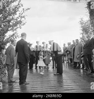 Kautokeino 23. Juli 1959. König Olav und Prinzessin Adist besuchen Nordnorwegen. Hier wird König Olav von einem kleinen Mädchen empfangen, das ihm Blumen überreicht. Foto: NTB / NTB Stockfoto