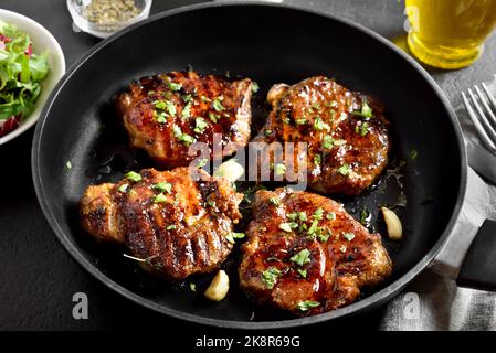 Gebratene Schweinesteaks in einer Pfanne. Nahaufnahme Stockfoto