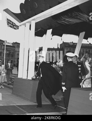 Oslo 19550624. Staatsbesuch von Königin Elizabeth II in Norwegen. Von der Abfahrt nach Königin Elizabeth und Prinz Philip in Honnørbrygga. Auf dem Bild König Haakon, Kronprinz Olav und Prinzessin Ragnhild. Foto: NTB / NTB Stockfoto