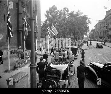 Oslo. König Haakon 80 Jahre 3. August 1952. Picture: Gottesdienst in der Kathedrale von Oslo. König Haakon auf dem Weg in das wartende Auto nach dem Gottesdienst. Hinter ihm standen Königin Alexandrine und König Gustaf Adolf. Foto: Sverre A. Børretzen / Aktuell / NTB Stockfoto