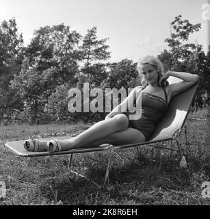 Oslo 13. Juli 1957. Das Wochenmagazin zeigt Campingausrüstung. Hier ist eine leckere aufblasbare Sonnenliege. Gewicht 5,5 Kilo und Preis 160 Kronen Foto: Kaare Nymark / Aktuell / NTB Stockfoto