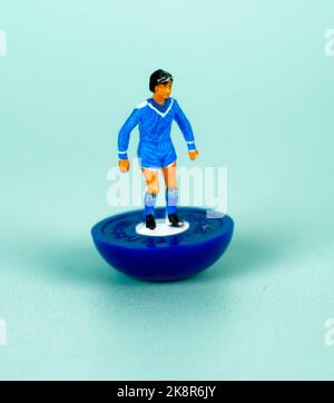 Vintage Tischfußball Subbuteo-Spieler im Chelsea Strip Stockfoto