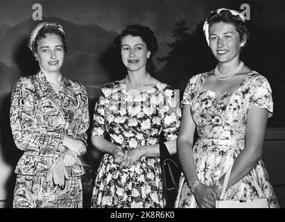 Oslo 19550624. Königin Elisabeth II. Bei einem Staatsbesuch in Norwegen. Hier das offizielle Foto, das in der Vogelfabrik auf der Burg aufgenommen wurde. Z. B. Prinzessin Ragnhild, Königin Elizabeth, Prinzessin Arid. Lächelnde, gemustertes Kleid, alle mit Perlenkette. Foto: NTB / NTB 16700c Stockfoto