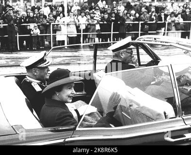 Oslo 19810505. Königin Elizabeth in Norwegen bei einem Staatsbesuch mit ihrem Mann Prinz Philip. Königin Elizabeth und König Olav werden nach der Ankunft in einem offenen Auto vom Honnørbrygga zum Schloss gefahren. Die Königin winkt den Menschen zu, die entlang der Strecke, die die Abkürzung führt, angekommen sind. Lächelnd. Foto: Svein Hammerstad / NTB / NTB Stockfoto