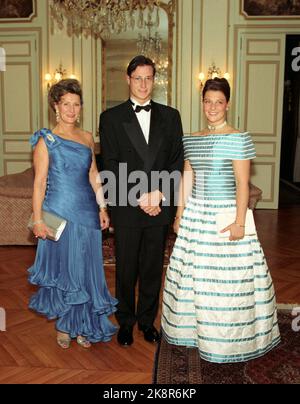 Paris 19940923. Königin Sonja, Kronprinz Haakon und Prinzessin Märtha Louise in Paris anlässlich von Hochzeiten in der Familie Duch von Luxemburg. Das Bild: Die norwegische Botschaft veranstaltet ein Galadiner für die norwegische Königsfamilie (NB: König Harald war nicht enthalten) im Zusammenhang mit ihrem Frankreichsein. Hier Königin Sonja, Kronprinz Haakon und Prinzessin Märtha Louise. Die Königin in blauem Kleid mit Gurt über einer Schulter. Die Prinzessin im Galle Kleid in weiß mit leuchtend blauen Streifen. Foto: Lise Åserud / Pool / NTB Stockfoto