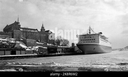 Oslo 1987-03-23: Taufe MS 'Kronprinz Harald'. Mit Wünschen für Glück und Glück für das Schiff und die, die mit ihm segeln werden, wurde Kronprinzessin Sonja Jahre Line bei einer Taufzeremonie in Akershuskaia in Oslo mit dem neuen 'Kronprinzen Harald' benannt. Das Schiff wird als sogenannte Keilferge von Oslo nach Kiel fahren. Picture: Das Schiff MS Kronprinz Harald am 23. März 1987 in Akershuskaia in Oslo. Der Oslo-Fjord war teilweise vereist. Akershus Festung im Hintergrund. Foto: Henrik Laurvik Stockfoto