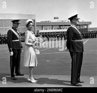 Oslo 19650614 das belgische Königspaar Königin Fabiola und König Baudouin bei einem offiziellen Besuch / Staatsbesuch in Norwegen. Hier (ab V) warten Kronprinz Harald, Prinzessin Aestry und König Olav auf die königlichen Gäste in Fornebu. Foto: Hordnes / NTB / NTB Stockfoto