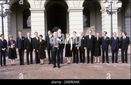 OSLO 19811014: Staatsminister Kåre Willoch med sin regjering på Slottsplassen etter regjeringen Willochs første statsråd. Willoch i midten med blomster.eller Fra V: Sosialminister Leif A. Heløe, Justizministerin Mona Røkke, Fiskeriminister Thor Listau, Olje Og energiminister Vidkunn Hveding, Kultur- und Vitenskapsminister Lars Roar Langslet, Forbruker Og administrasjonsministerin Astrid Gjertsen, Industrieminister Jens Hallvard Bratz, Minister für Utenriksen Svenn Stray, Minister für Finanzen Frogsone Frogus, Minister für Finanzen Miljøvernminister Sellæg Stockfoto