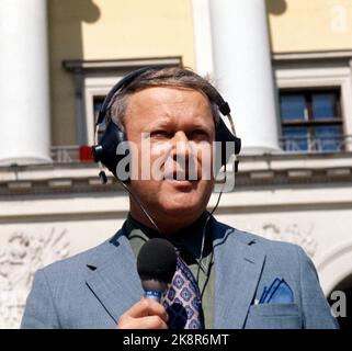 Oslo ca. 1970. Mai 17 in Oslo. NRK-Reporterin Bjørge Lillelien in Slottsplassen, mit Mikrofon und Ohrhörern. Foto: Current / NTB Stockfoto