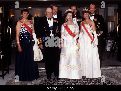 Oslo 19810506. Königin Elizabeth in Norwegen bei einem Staatsbesuch mit ihrem Mann Prinz Philip. Die Royals an Bord der 'Britannia', wo die Königin ein Bankett gab. Z. B. Prinzessin Aestr Mrs. Ferner, König Olav, Manager Johan Martin Ferner, Königin Elizabeth, Prinz Philip, Kronprinzessin Sonja und Kronprinz Harald. Galla, Diadem, Queen und Crown Princess in cremefarbenen Kleidern mit Stickerei, langen weißen Handschuhen. Prinzessin-Kleid in Blau mit Muster. Foto: Bjørn Sigurdsøn / NTB / NTB Stockfoto