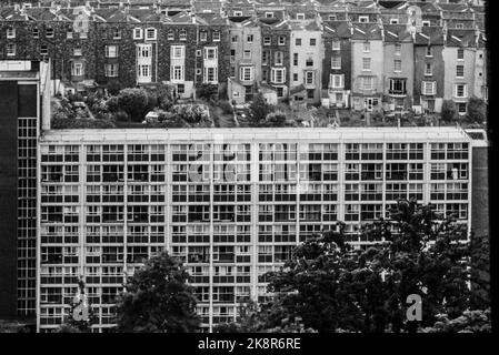 Blick auf die Skyline von Bristol mit neuen und alten Gebäuden, die Mitte der 1970er Jahre in Schwarzweiß aufgenommen wurden Stockfoto